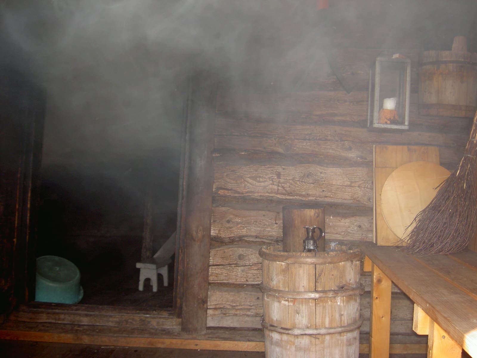 Pusta sauna fińska z drewnianymi ławami w porannym świetle