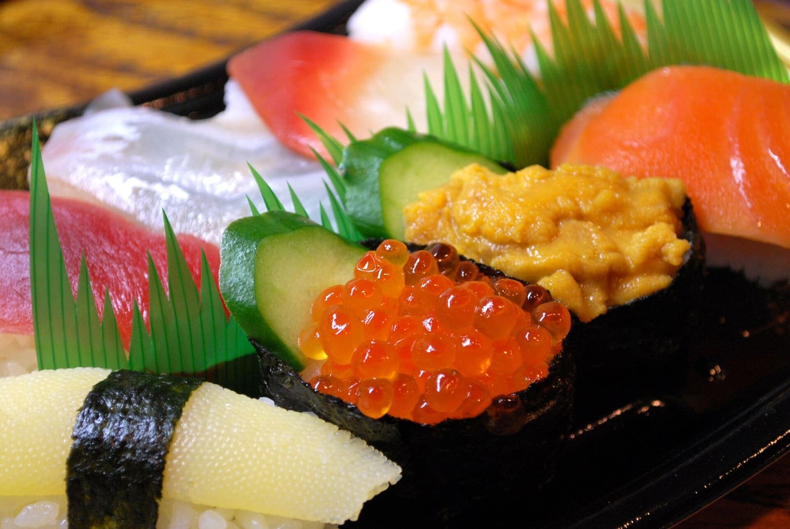 Ręce formujące nigiri z ryżu i plastra łososia