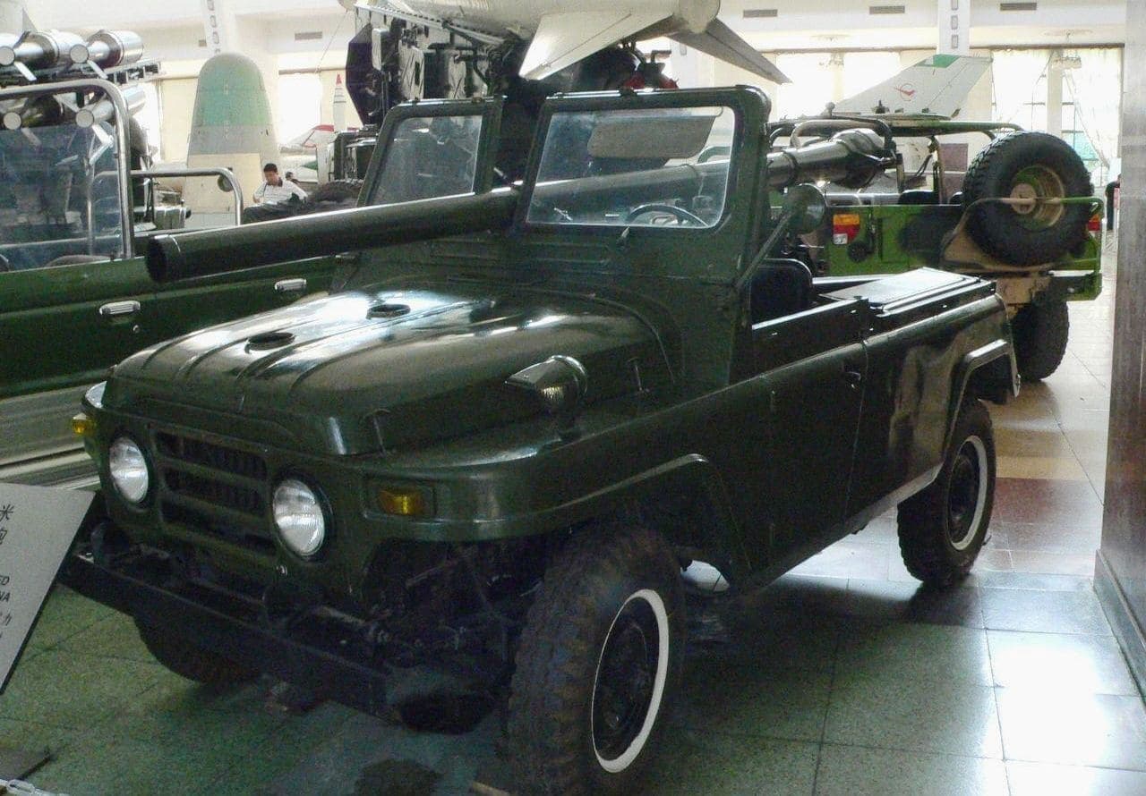 Grupa uczestników przy monster trucku podczas dnia integracyjnego na torze